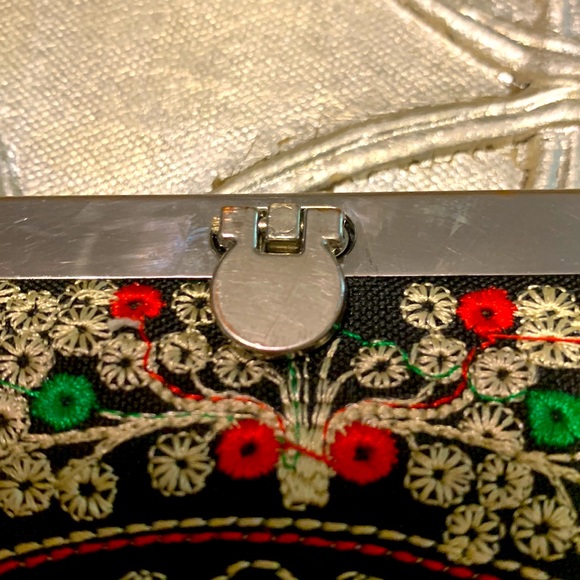 Embroidered Multi Color Floral Wallet 4 Open 1 Zip Pocket 8 Card Slots Clutch - Picture 6 of 12